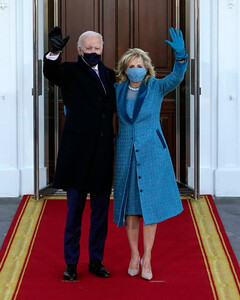 Синий — это доверие и стабильность. Разбираем образ жены Джо Байдена на инаугурации